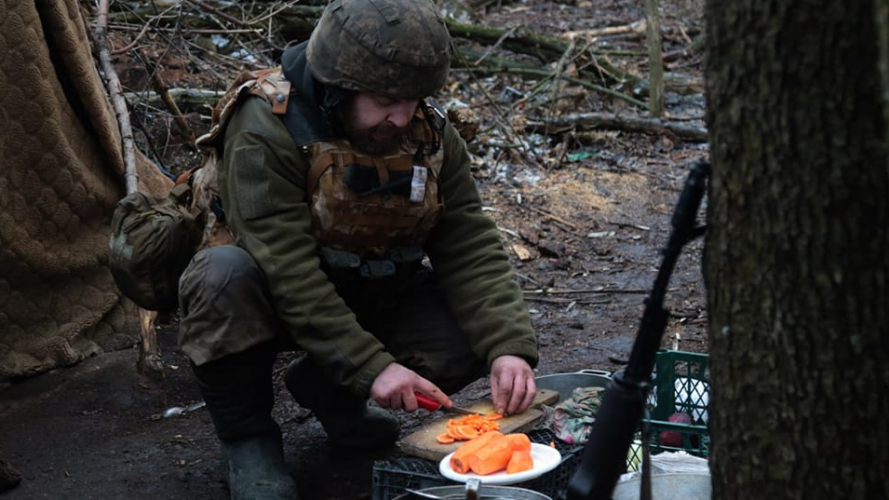 Волинські бійці поділилися секретним інгредієнтом смачнющого борщу на передовій