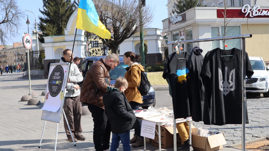 "Купуєш мерч з Волині - допомагаєш військовим": у центрі Луцька організували благодійний ярмарок
