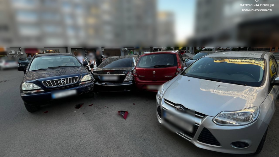 У Луцьку водійка Lexus протаранила три автівки