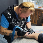 «Найважче - відчуття того, що в тебе все забрали»: майстер з Луганщини робить патріотичні татуювання у Луцьку