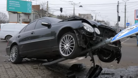 З'явилося відео аварії у Луцьку, в якій автівка опинилася на дорожньому знаку