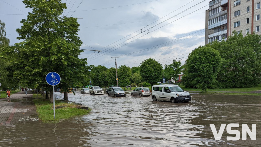 Після грози у Луцьку затопило вулиці. ФОТО. ВІДЕО