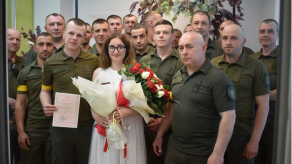 У Луцьку одружився військовий: гостями на весіллі стали товариші по службі