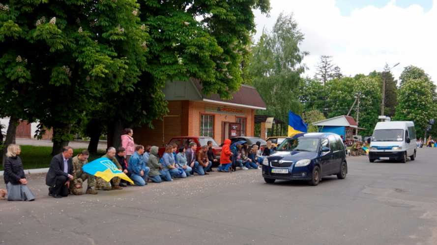 Волинська громада на колінах зустріла Героя, який загинув за Україну