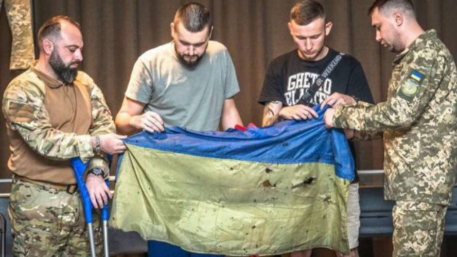«Символ доблесті та героїзму»: легендарний прапор з «Азовсталі» передали до музею