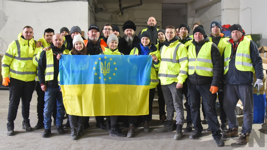 "Майбутнє європейців - у наших руках": митрополит Михаїл передав луцьким волонтерам бойовий прапор