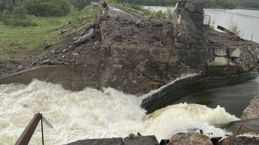 Росіяни пошкодили дамбу Карлівського водосховища на Донбасі: шість сіл може затопити. Відео