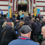 «Мама просила, щоб впустили тіло воїна»: віряни ПЦУ на Буковині зайшли в храм після сутички з УПЦ МП