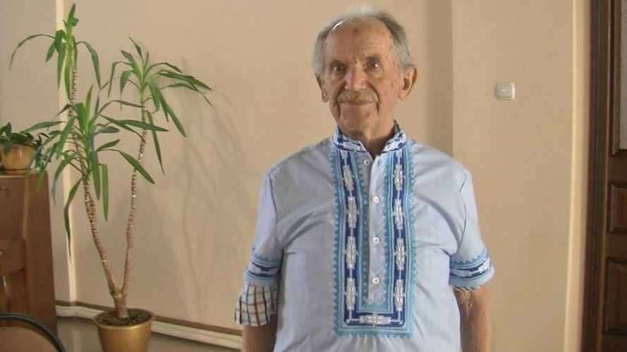 Мріяв про вишиванку: на Волині 92-річному переселенцю з Лисичанська подарували національне вбрання