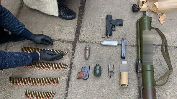 Поліція вилучила зброю та наркотики у мешканця Нововолинська