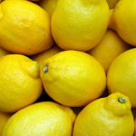 На Волині співробітниця ДСНС виростила з насінини лимона-велетня. Фото