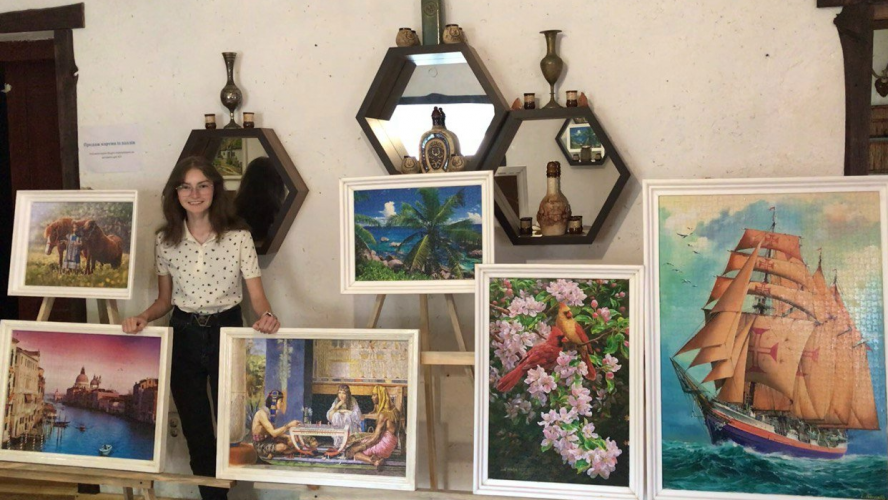 На Волині школярка продає власні картини, щоб допомогти ЗСУ