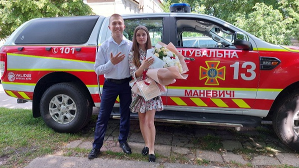 Попри небезпеку вірять у світле майбутнє: у Маневичах одружився начальник рятувальників