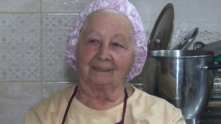 "Для мене це – спасіння": літня переселенка з Києва допомагає волонтерам у Луцьку