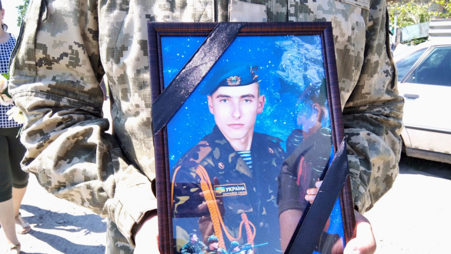 Зі зброєю у руках обороняв незалежність України: громада на Волині попрощалась із полеглим на війні Захисником