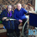 У 92 роки дідусь з Волині доглядає 83-літню дружину на інвалідному візку