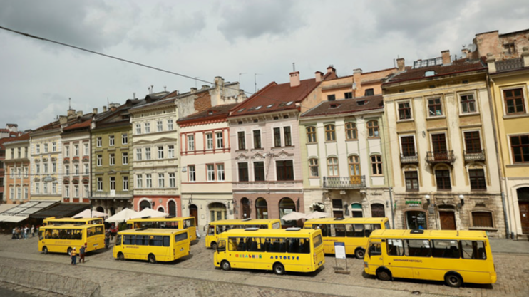 Екскурсія, яка не відбудеться: у Львові виставили порожні автобуси у пам'ять про вбитих дітей